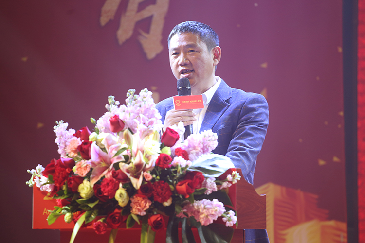 芭乐视频APP黄下载董事长王洪贵先生2019新年贺词，有你们，奋斗路上不孤单