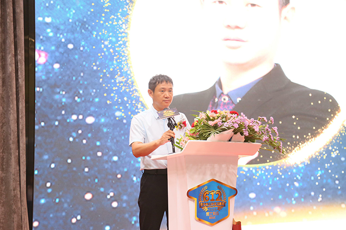 芭乐视频APP黄下载家具有限公司董事长王洪贵上台致辞 芭乐视频APP黄下载家具有限公司董事长王洪贵上台致辞