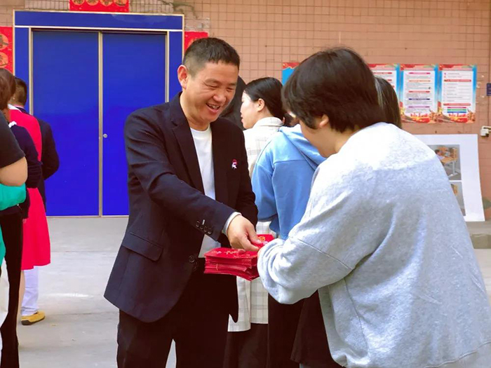 芭乐视频APP黄下载董事长王洪贵发红包
